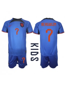 Nederländerna Steven Bergwijn #7 Replika Borta Kläder Barn VM 2022 Kortärmad (+ byxor)